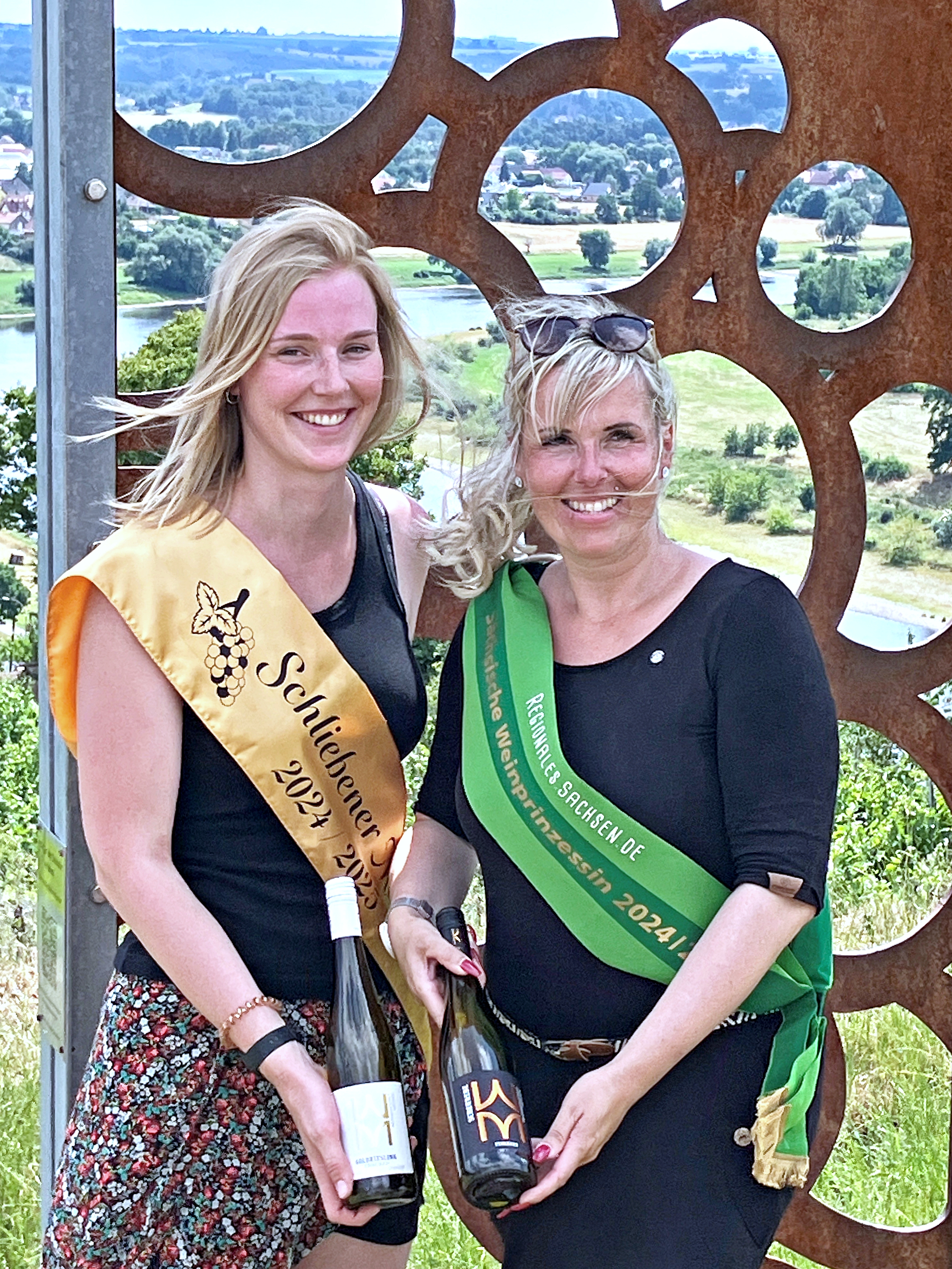 Die Schliebener Moie Franziska Böhme und die sächsische Weinprinzessin Antje Peschel (r.) werden die Wahl der 1. Elbe-Elster-Weinkönigin begleiten. Foto: Heike Lehmann Die Schliebener Moie Franziska Böhme und die sächsische Weinprinzessin Antje Peschel (r.) werden die Wahl der 1. Elbe-Elster-Weinkönigin begleiten. Foto: Heike Lehmann